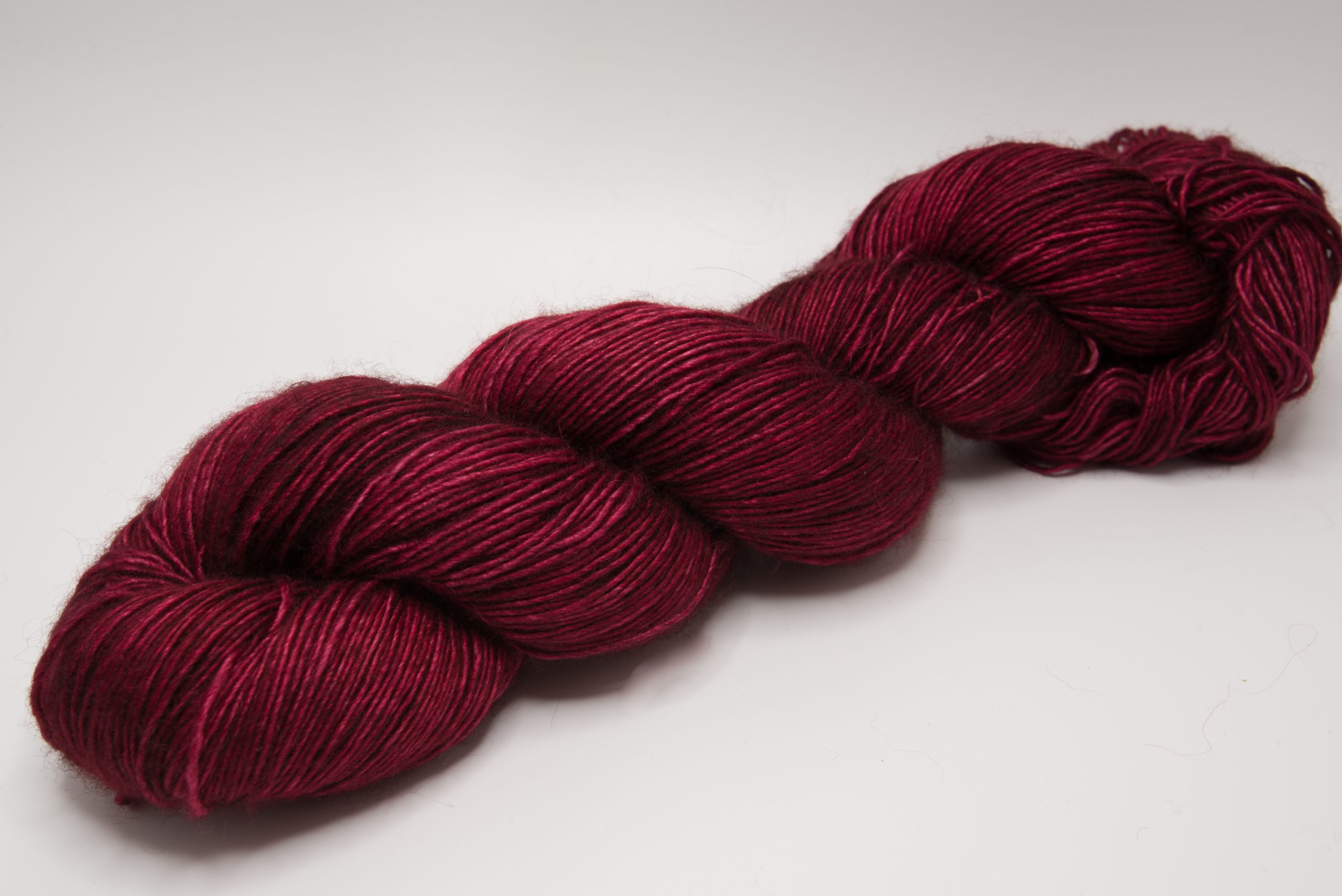 farbton fushia nights , auf touch me, merino/silk/yak , ein schimmerndes handgefaärbtes singleply garn